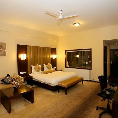 Hotel Pine Spring Wazir Bagh Srīnagar Zewnętrze zdjęcie