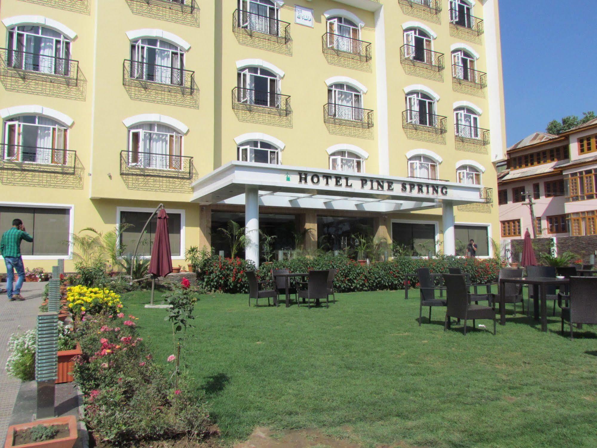 Hotel Pine Spring Wazir Bagh Srīnagar Zewnętrze zdjęcie