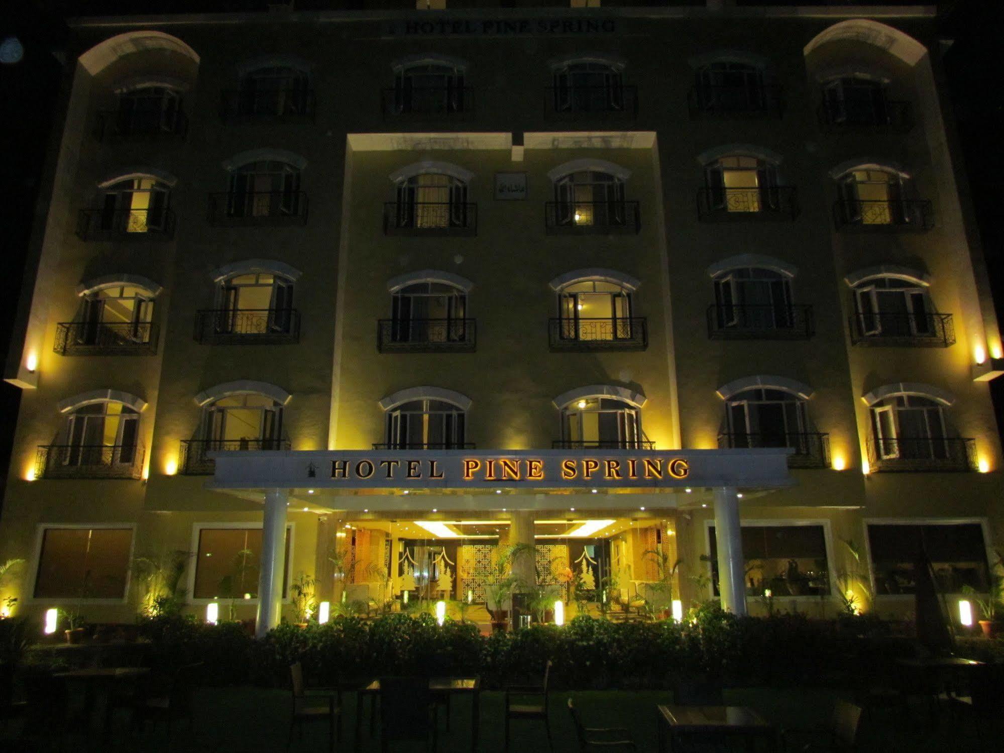 Hotel Pine Spring Wazir Bagh Srīnagar Zewnętrze zdjęcie