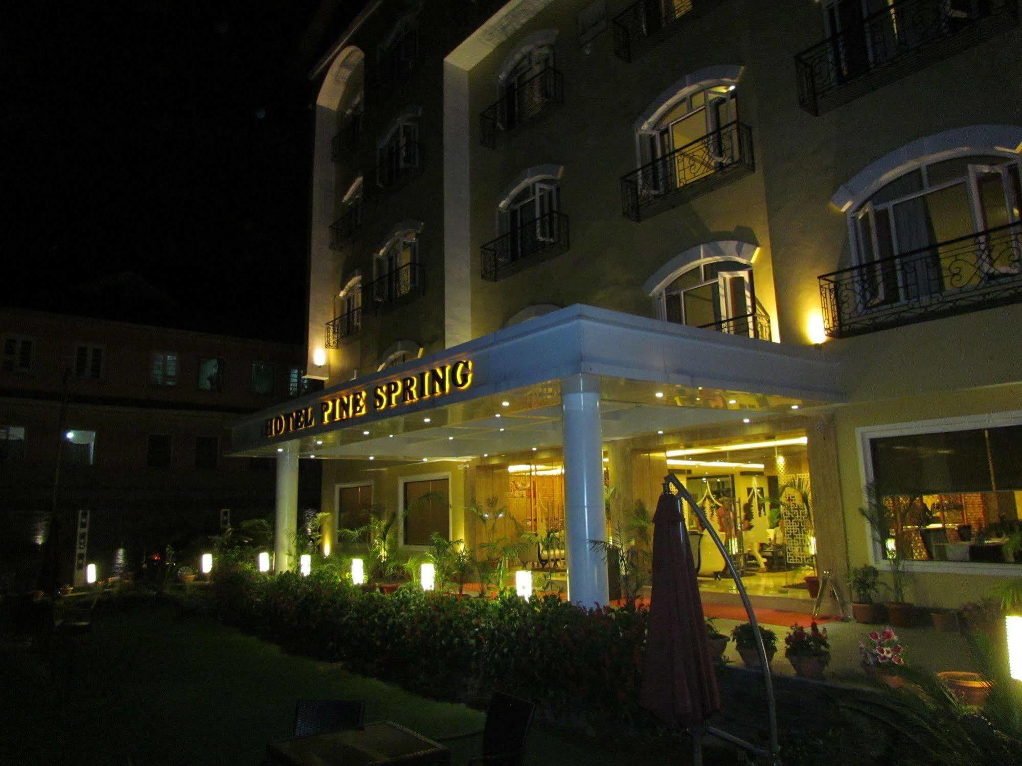 Hotel Pine Spring Wazir Bagh Srīnagar Zewnętrze zdjęcie