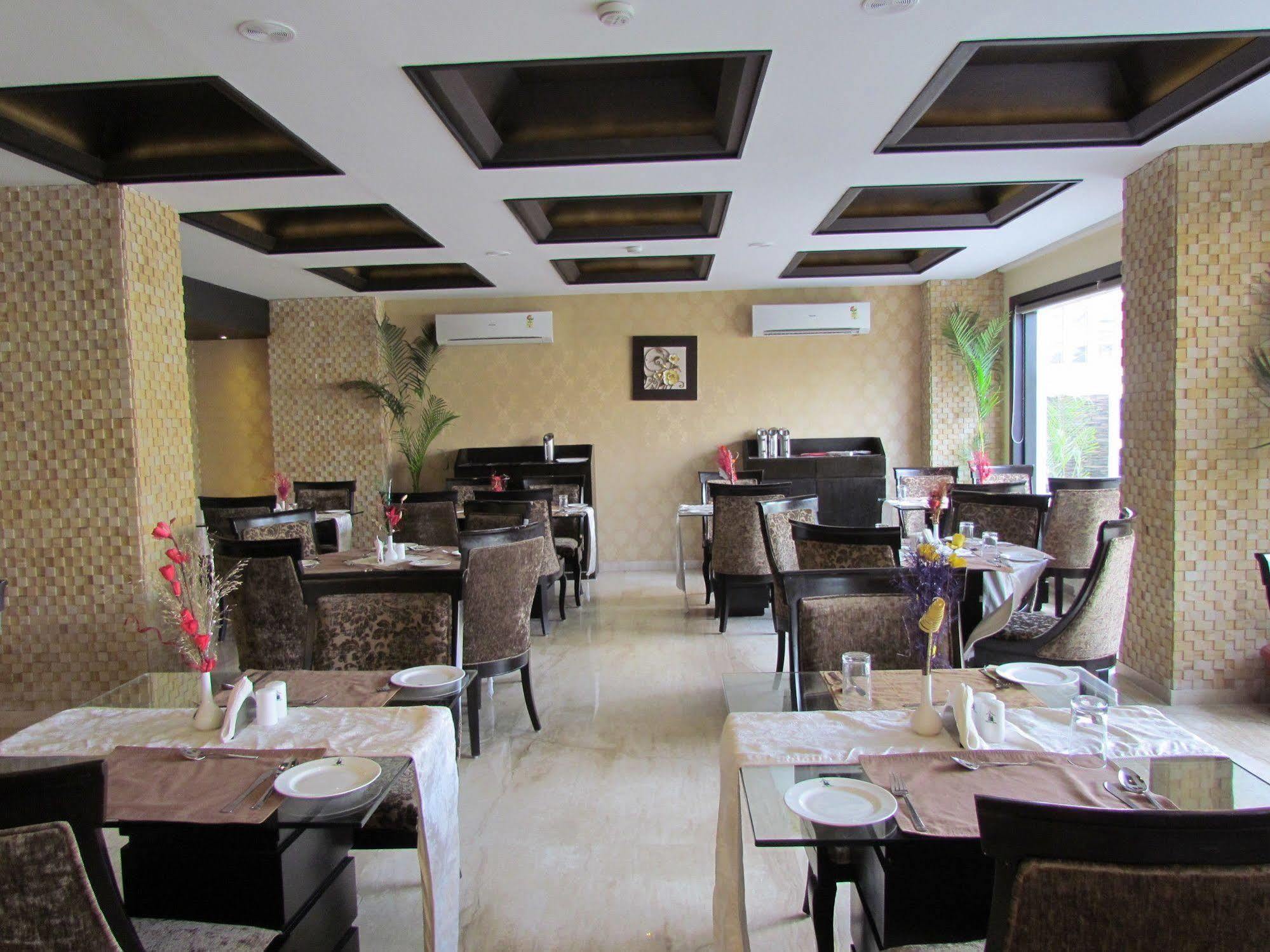 Hotel Pine Spring Wazir Bagh Srīnagar Zewnętrze zdjęcie
