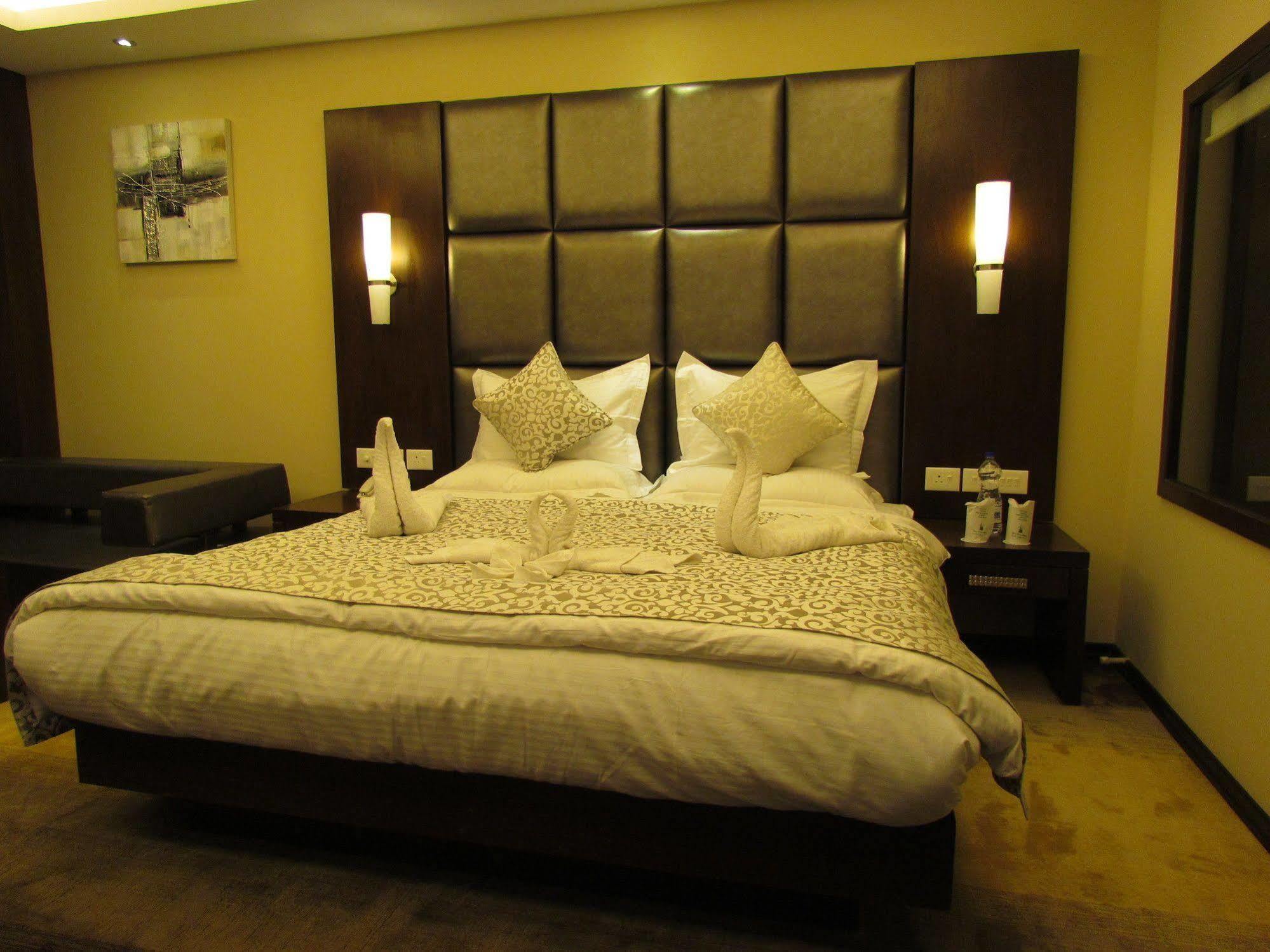Hotel Pine Spring Wazir Bagh Srīnagar Zewnętrze zdjęcie