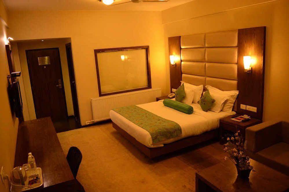 Hotel Pine Spring Wazir Bagh Srīnagar Zewnętrze zdjęcie