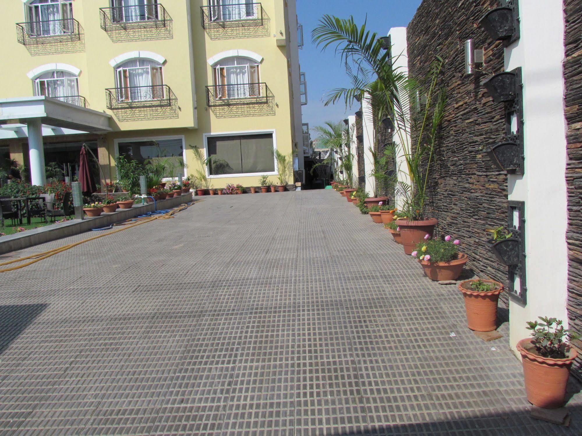 Hotel Pine Spring Wazir Bagh Srīnagar Zewnętrze zdjęcie
