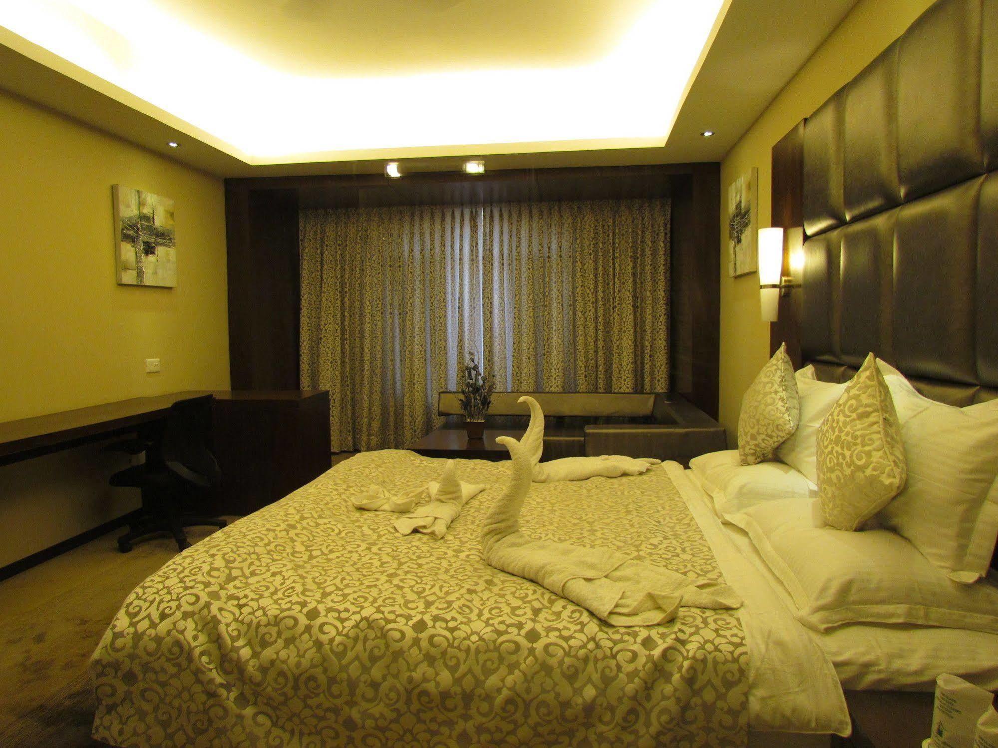 Hotel Pine Spring Wazir Bagh Srīnagar Zewnętrze zdjęcie