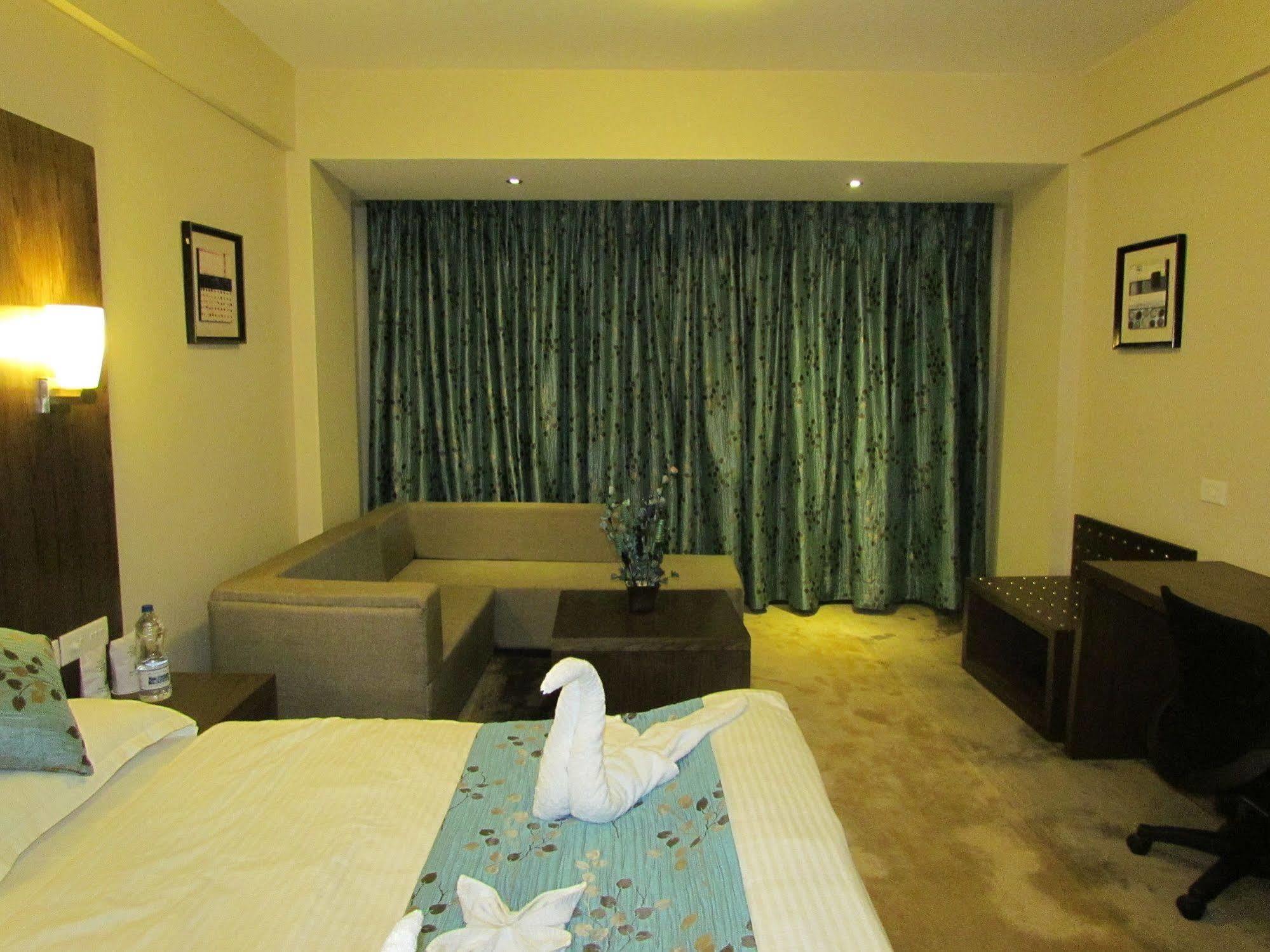 Hotel Pine Spring Wazir Bagh Srīnagar Zewnętrze zdjęcie