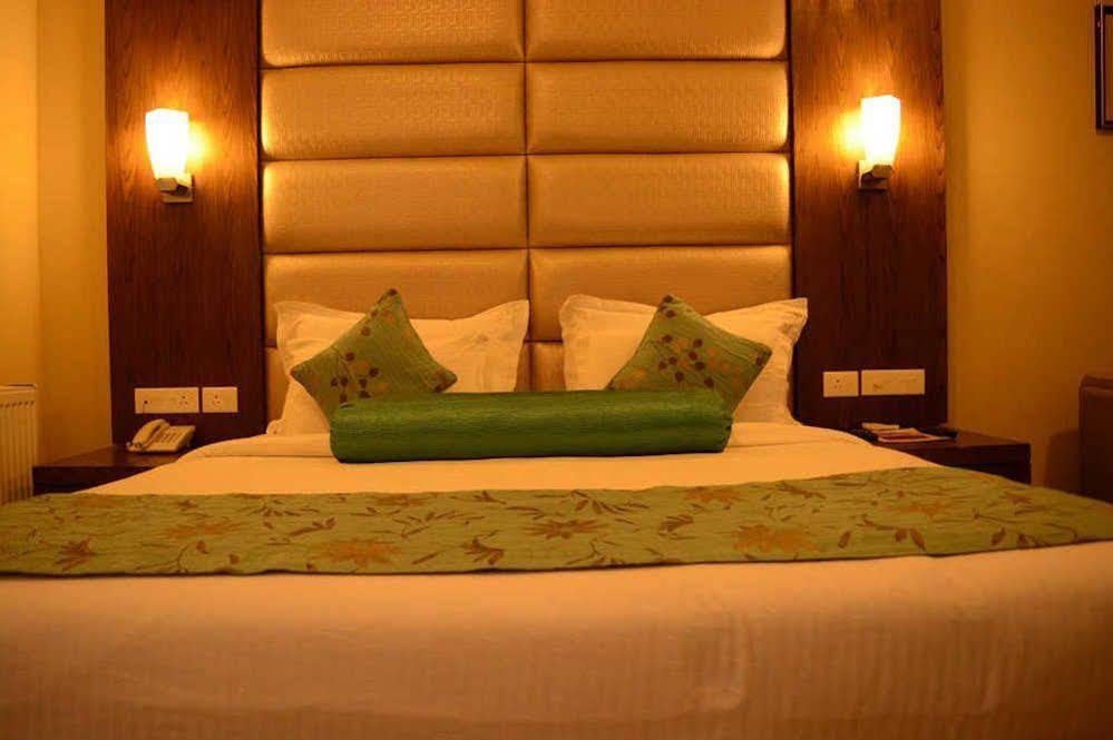 Hotel Pine Spring Wazir Bagh Srīnagar Zewnętrze zdjęcie